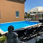 Apartment Pranjic With Pool