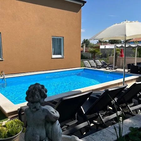 Apartment Pranjic With Pool